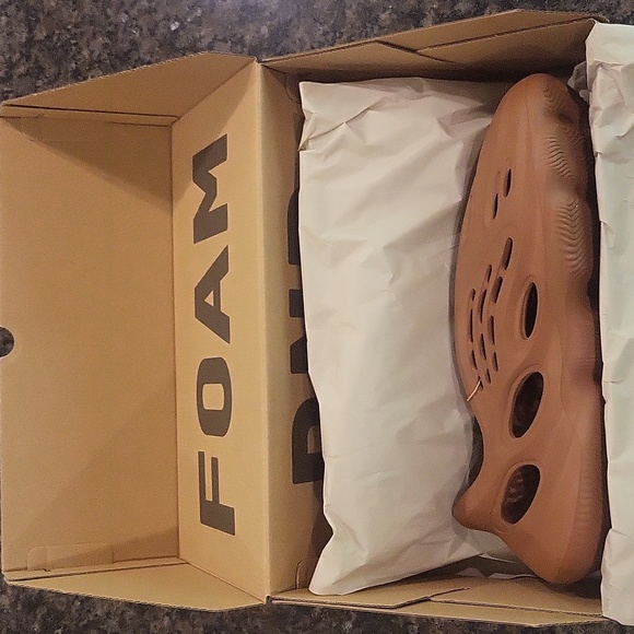 Yeezy Foam RNR - Picture 7 of 9